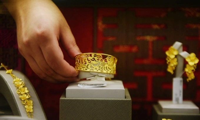 Which Asian country leads the world in household gold holdings?