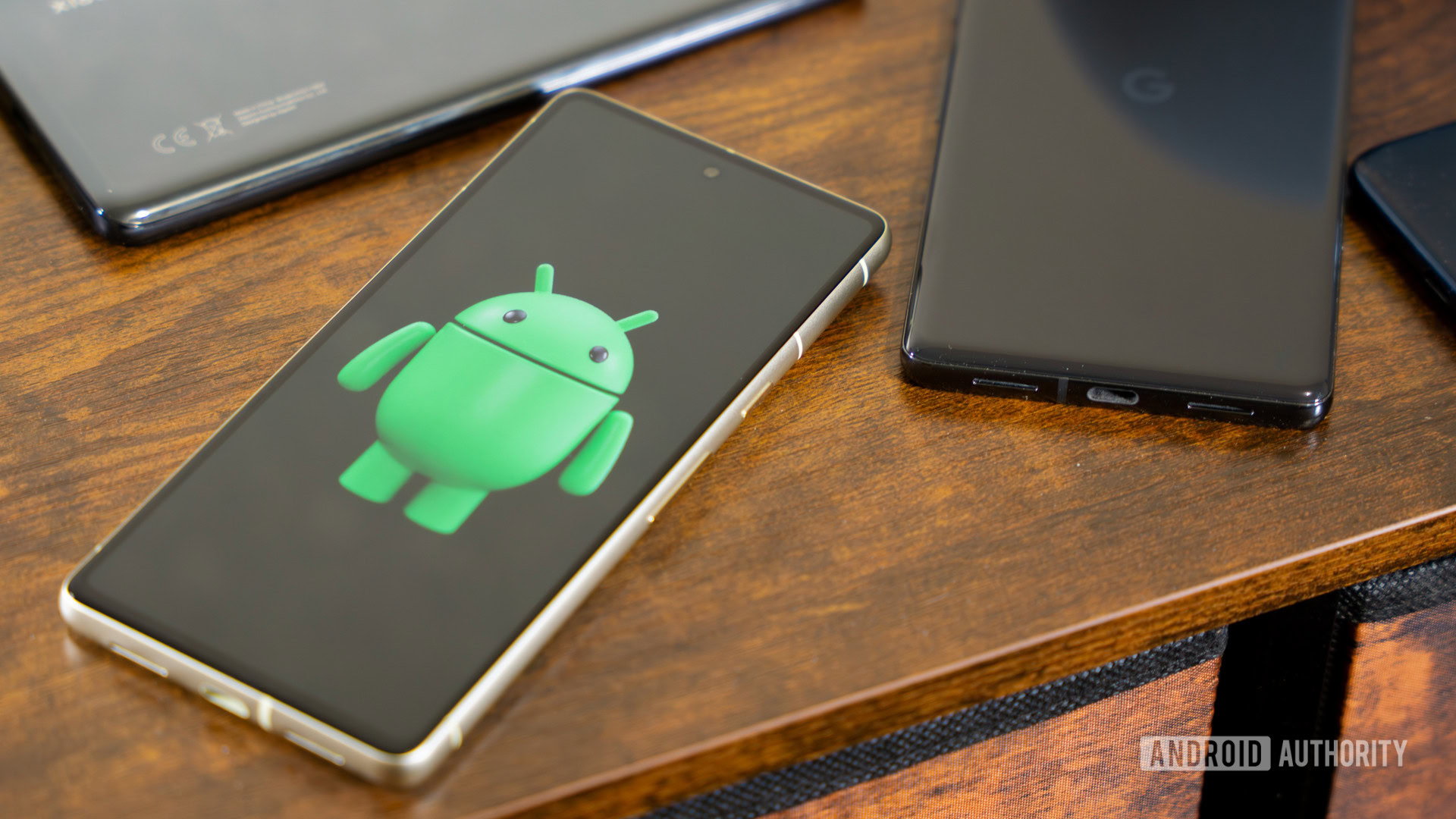 Android robot on smartphone next to other devices and accessories (4) Android robot on smartphone next to other devices and accessories (4)