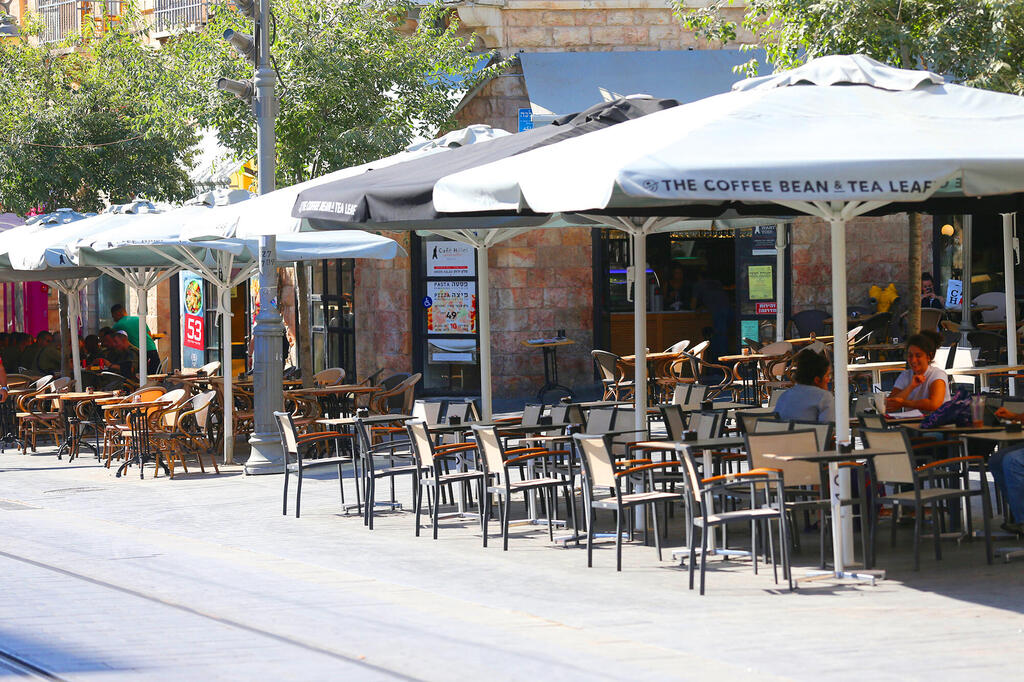 Empty restaurant in Jerusalem. (Photo: Alex Kolomoyski) בית קפה בתי קפה ב ירושלים