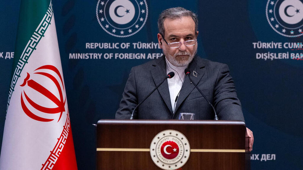 שר החוץ של איראן עבאס עראקצ'י במסיבת עיתונאים ב טורקיה איסטנבול 30 בינואר