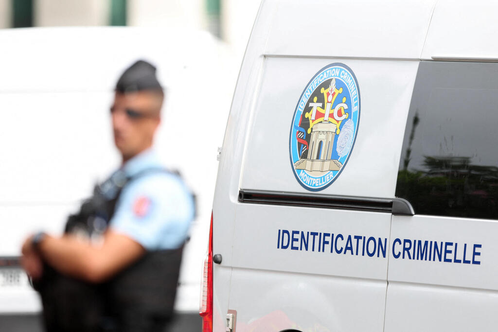 Police secure the area outside a synagogue in La Grande-Motte, southern France, after a suspected arson and car explosion attack on Aug. 24, 2024, in an incident French authorities said they were investigating as a possible antisemitic act (Photo: REUTERS/Manon Cruz) זירת פיצוץ הרכב בבית הכנסת בדרום צרפת