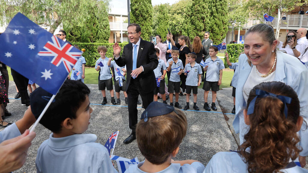 President Herzog and his wife visit a school in Sydney (Photo: Rohan Kelly/Pool via Reuters) הנשיא הרצוג ורעייתו בביקור בבית ספר בסידני