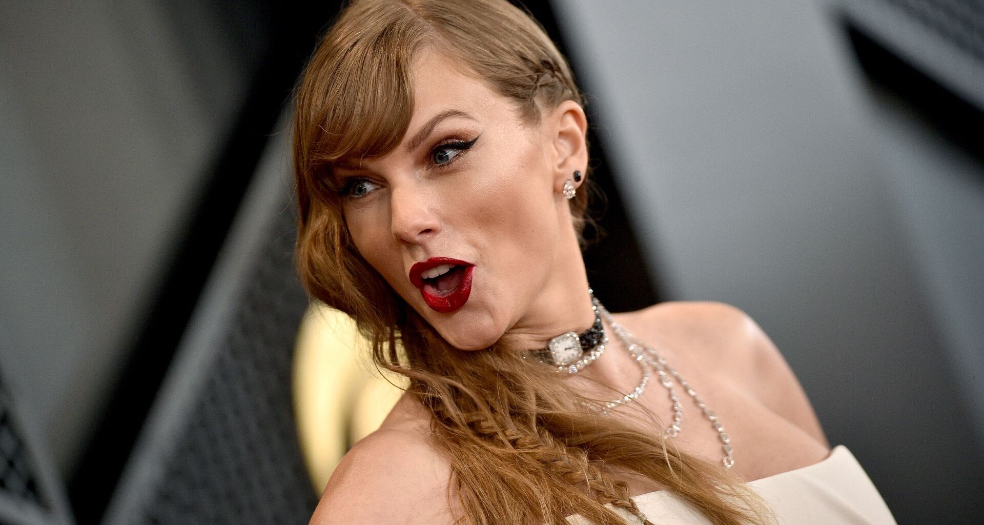 Taylor Swift pulling an excited face on the red carpet