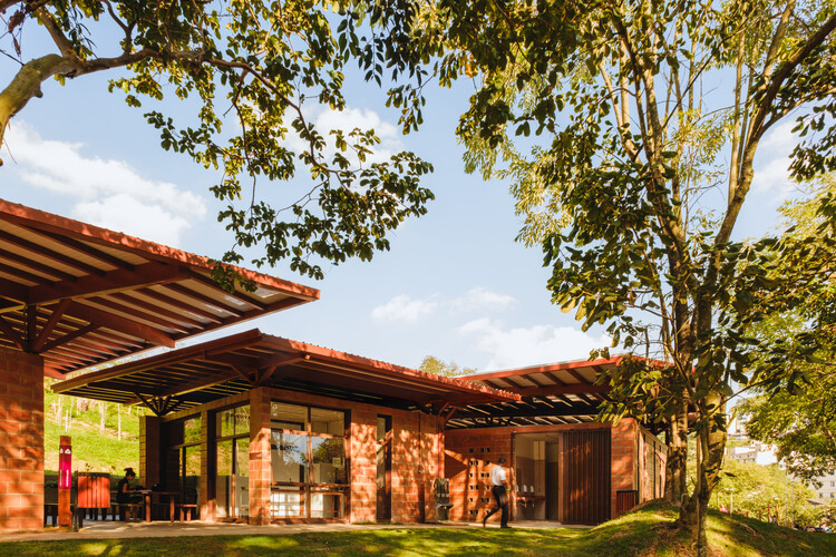 Córrego do Bispo Linear Park / Natureza Urbana - Exterior Photography, Garden