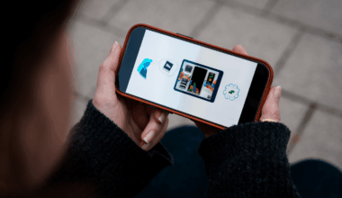 A phone held in a woman's hands shows an illustration of a Tetris game next to a cartoon person with a thought bubble