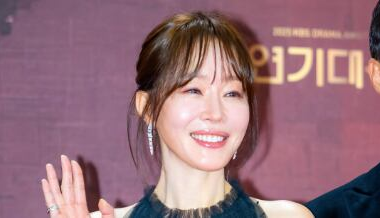 Um Ji-won Weeps at KBS Grand Prize, Honors Lee Soon-jae - 조선일보