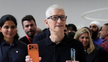 Apple Accelerates AI Wearables Development to Catch Up - 조선일보