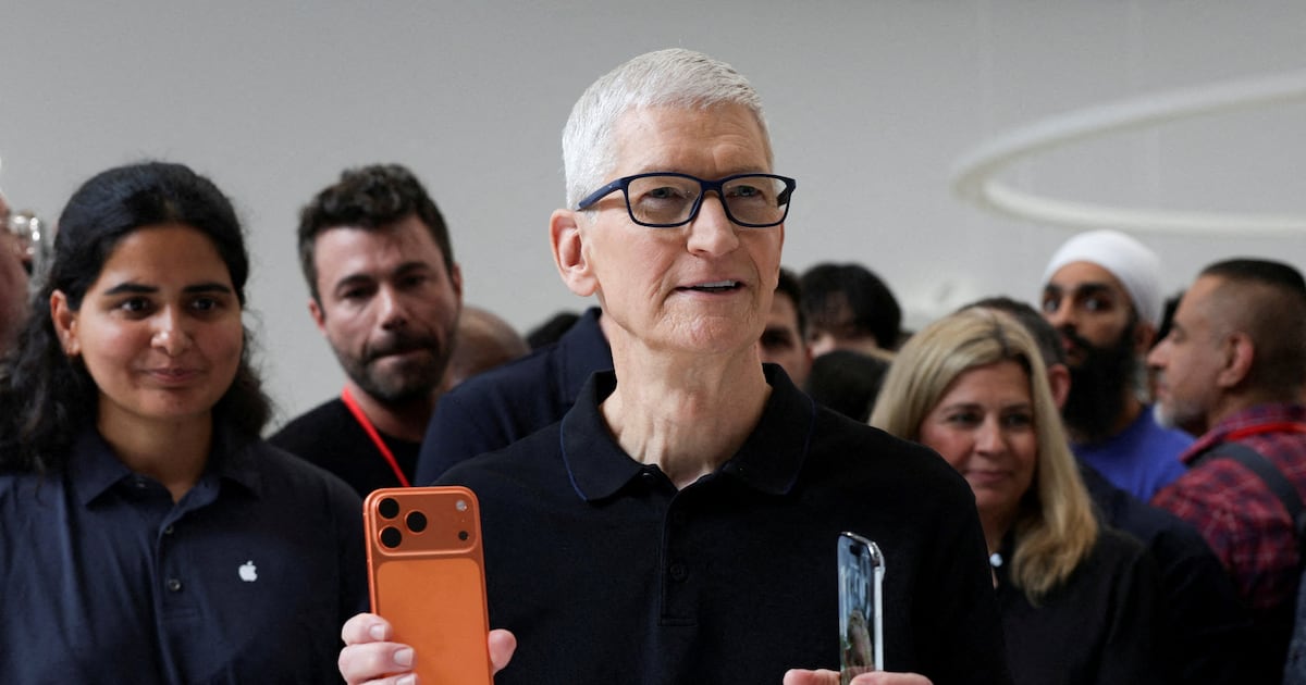 Apple Accelerates AI Wearables Development to Catch Up - 조선일보