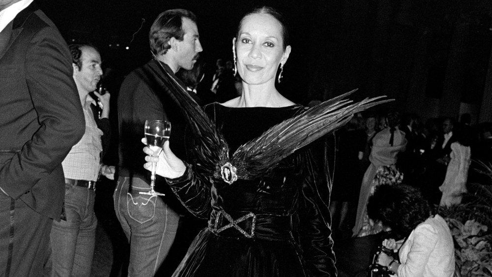 Carmen de Lavallade attends the Valentino fashion show and party at the Metropolitan Museum of Art in New York City on September 20, 1982.