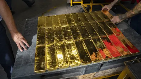 Everyone’s buying gold except the Bank of Israel, and lawmakers aren’t happy