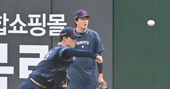 Lotte Giants' Closer Kim Won-jung Absent from Spring Camp - 조선일보