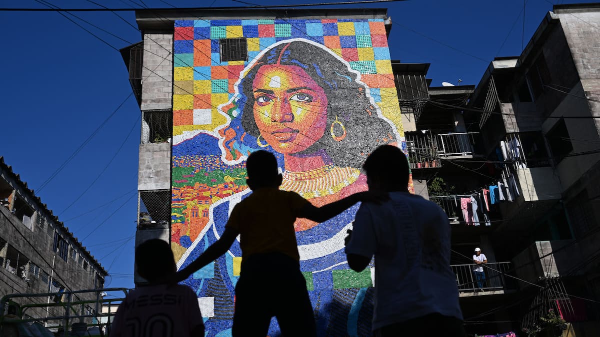 Artist recycles a theme creating ‘Latin American Mona Lisa’ in El Salvador with plastic bottle caps