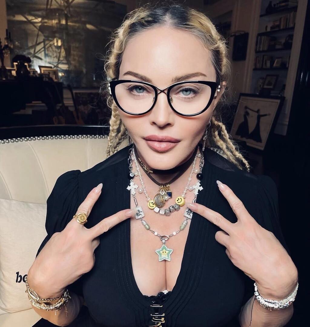 מדונה עם תכשיטים בעיצוב אלי חלילי