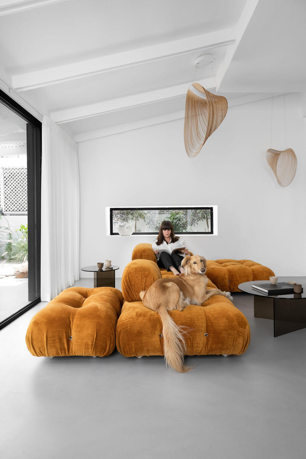 A bold sofa in a warm hue replaces the gray couch (Photo: Karin Ravenna) ספה בצבע חם ונועז תופסת את מקומן של הספות האפורות עיצוב פנים: חעל פרי
