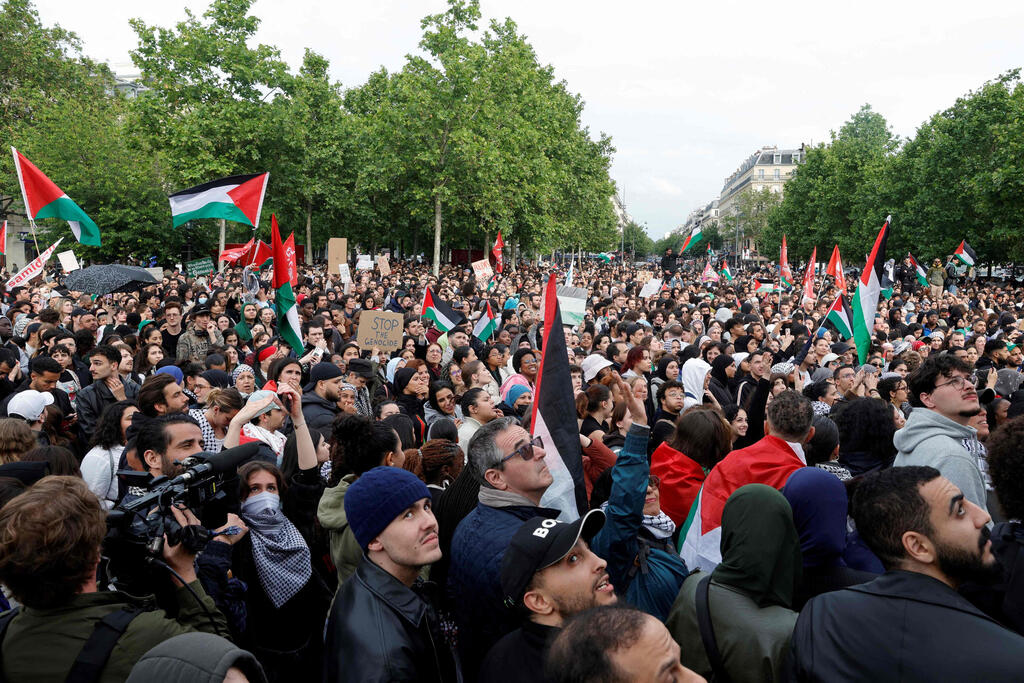 Pro-Palestinian demonstration in Paris, France (Photo: Geoffroy VAN DER HASSELT / AFP) מחאות פרו-פלסטיניות "קץ לרצח העם" בכיכר הרפובליקה פריז צרפת