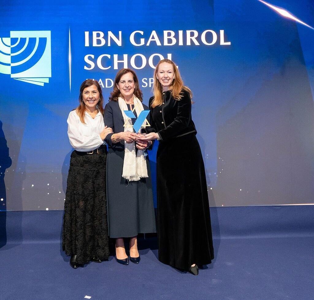 Yael Poliavich, co-founder of the Yael Foundation, presents the Yael Award for Academic Excellence to Madrid’s Ibn Gabirol School. Receiving the award, Ms. Estrella Bengio, President of the Jewish Community of Madrid and Luna Alfón Coriat, Director of the Ibn Gabirol School (Photo: Gadi Sierra) Yael Poliavich, co-founder of the Yael Foundation, presents the Yael Award for Academic Excellence to Madrid’s Ibn Gabirol School. Receiving the award, Ms. Estrella Bengio, President of the Jewish Community of Madrid and Luna Alfón Coriat, Director of the Ibn Gabirol School