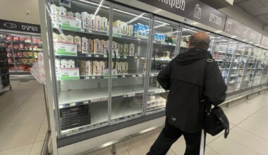 Shoppers face empty milk shelves as dairy farmers ramp up fight against proposed reform