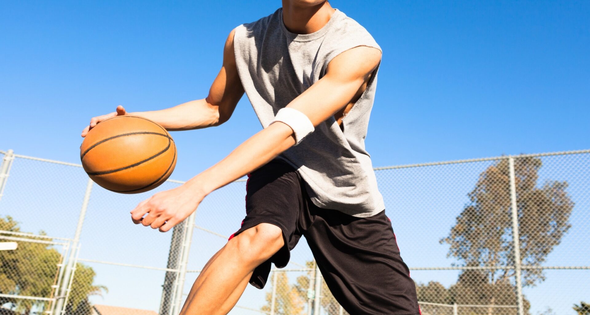 Loose clothing tracks movement better than tight wearables