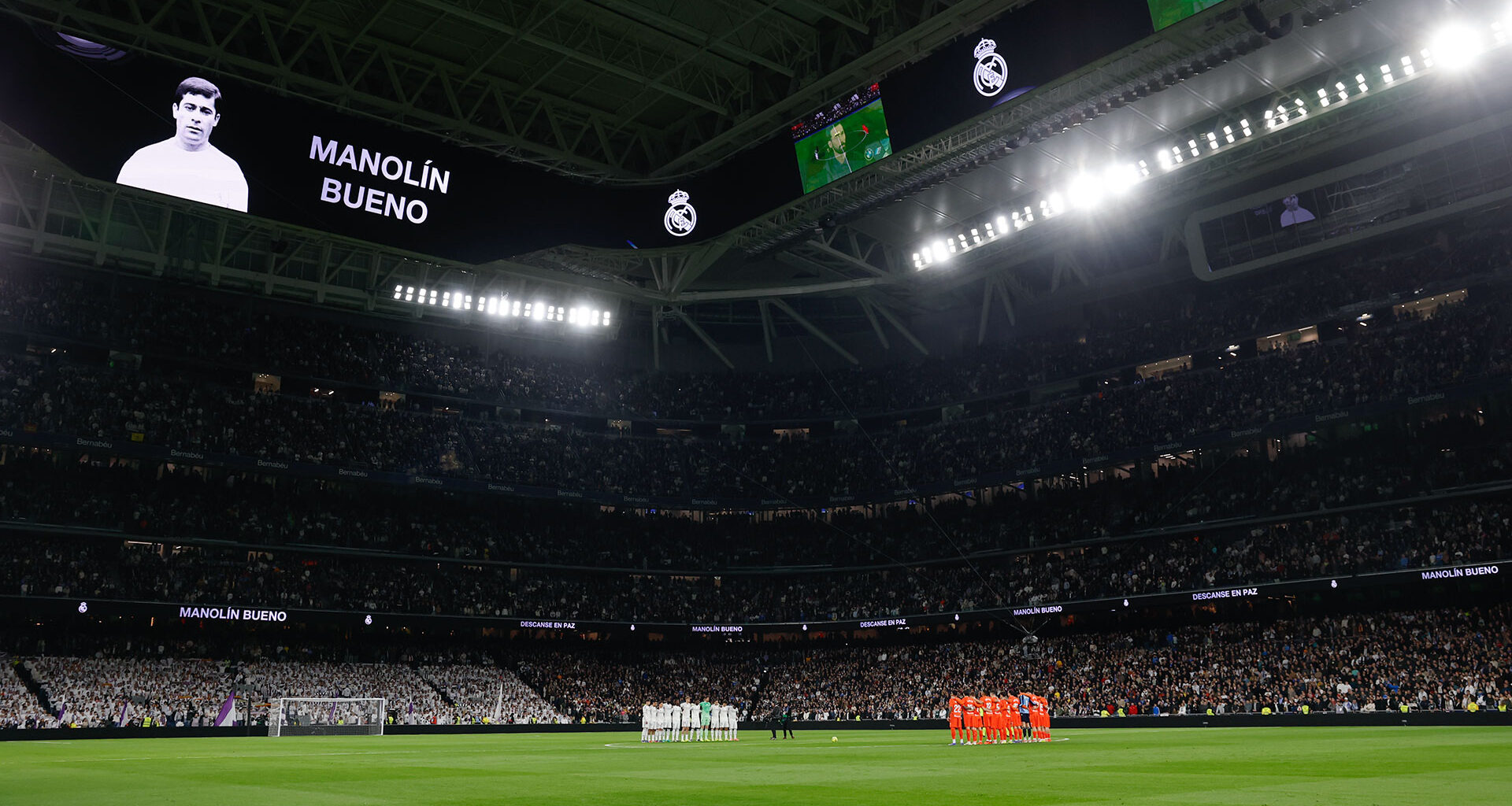 Minute of silence in memory of Manolín Bueno
