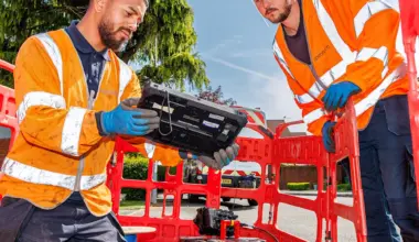 Openreach 2025 Engineers looking at tablet
