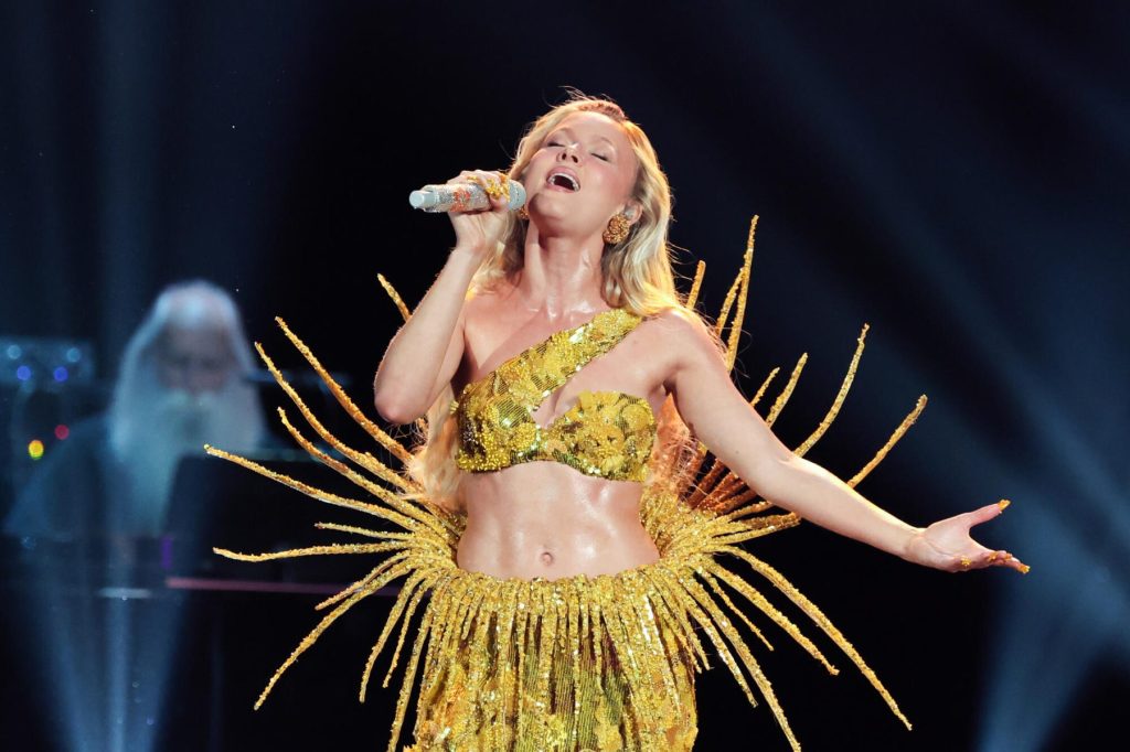 Zara Larsson’s ‘Midnight Sun’ Chart Breakthrough Proves 2016 Is Back