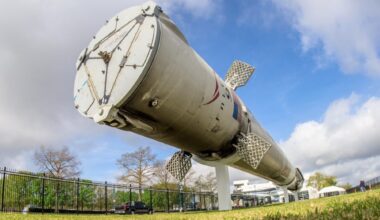 Rocket re-entry triggers sudden lithium spike high above Earth