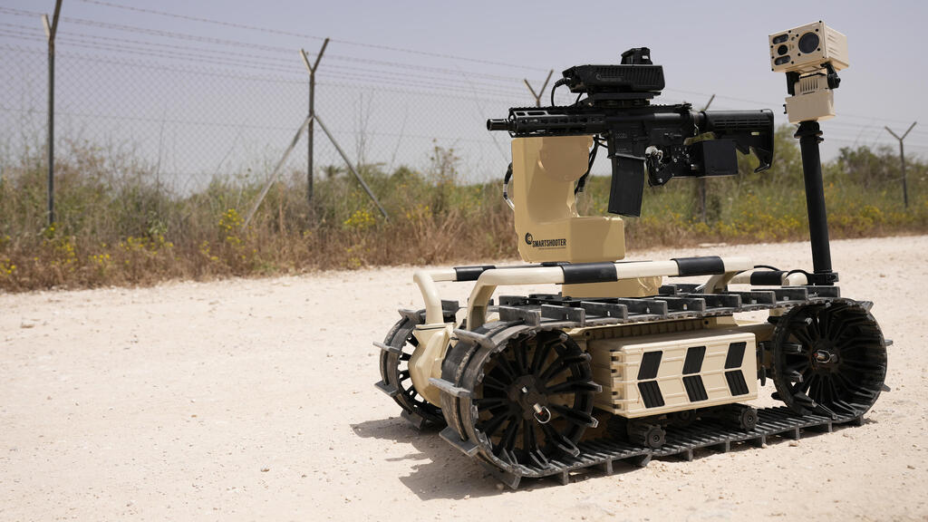 סמאש הופר על גבי רובוט של חברת רובוטים