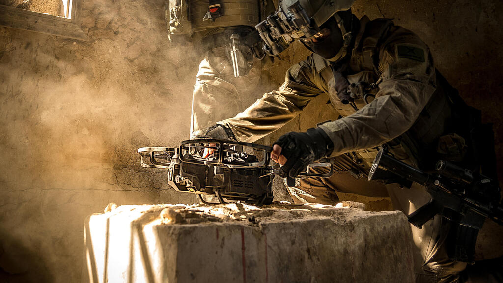 Operating an Xtend drone in the field (Photo: Courtesy of Xtend) הפעלת רחפן של Xtend בשטח