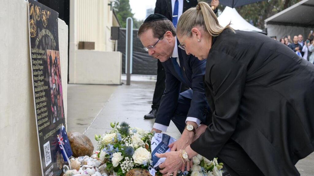 President Isaac Herzog leaves wreath and stones from Jerusalem at the Bondi Beach memorial (Photo: Maayan Toef/ GPO) ביקור הנשיא באתר ההנצחה לנפגעי הפיגוע בבונדיי ביץ'