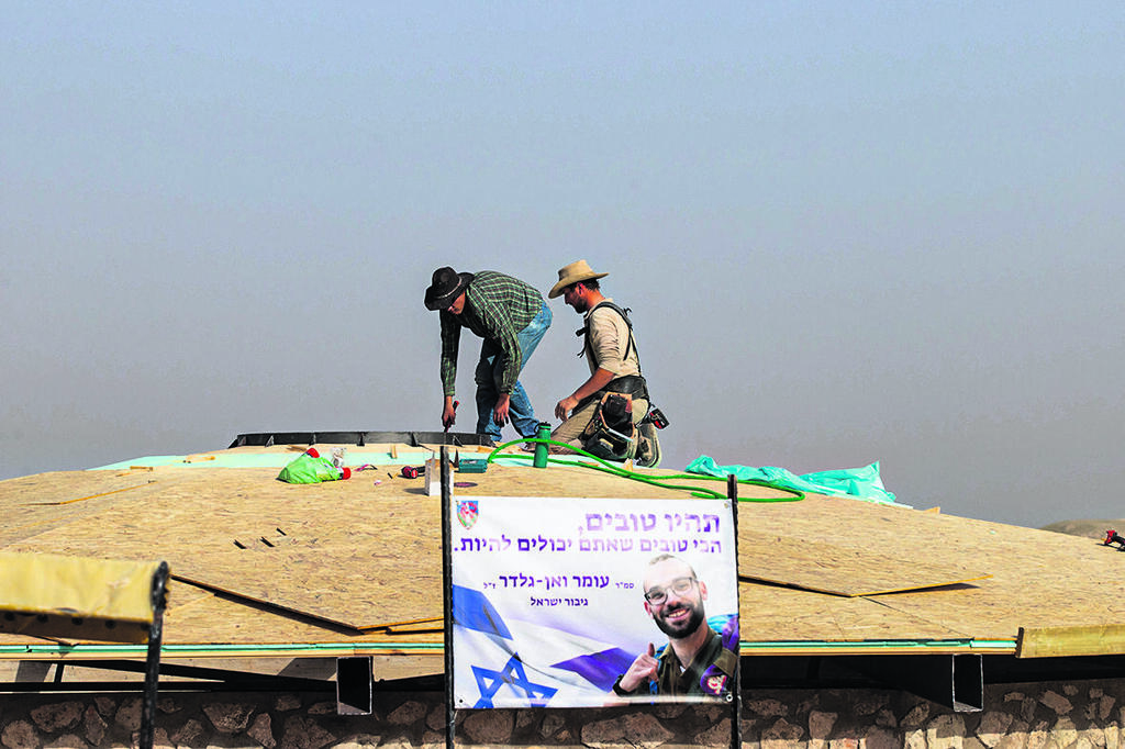בונים תקרת עץ ביום האחרון בארץ