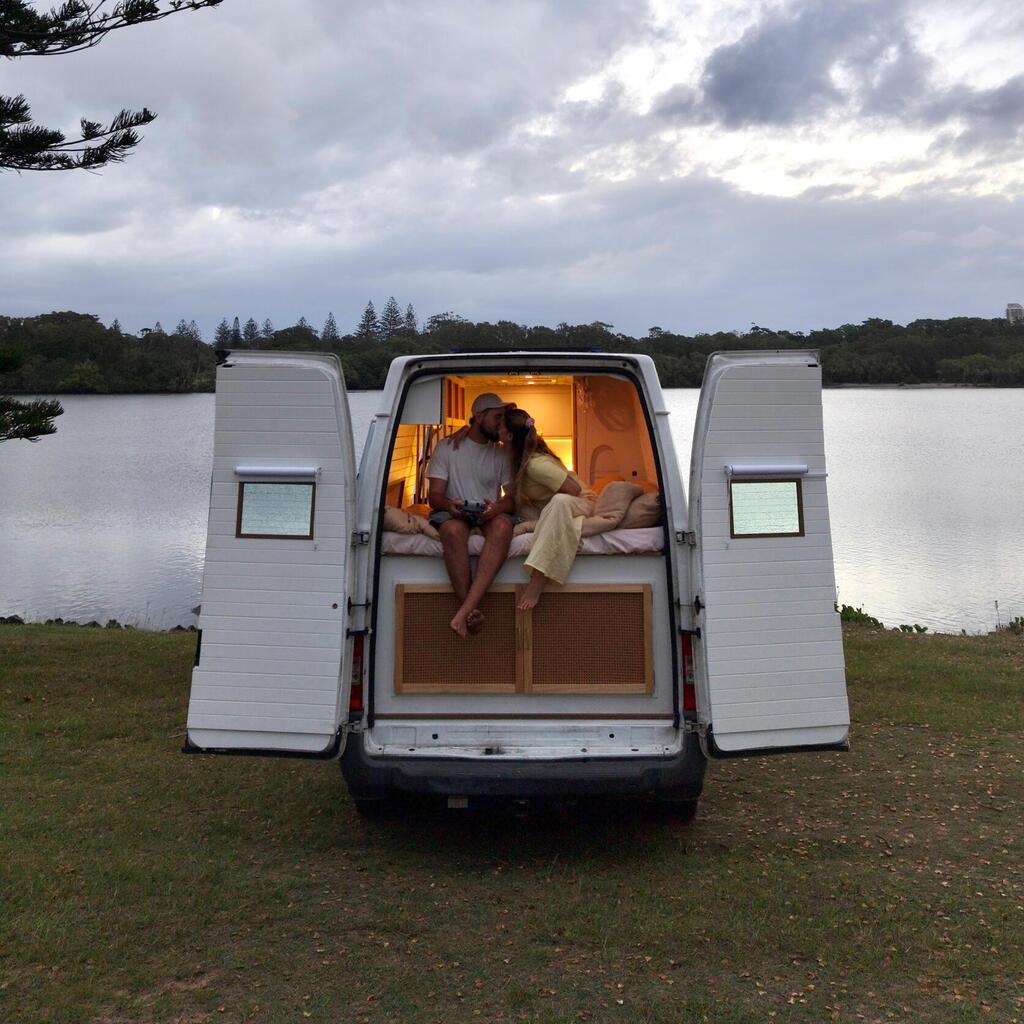 גרים בוואן ששיפצו לבד