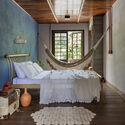 Carcará House / Victoria Nizarala Arquitetura - Interior Photography, Bedroom, Wood, Lighting, Bed