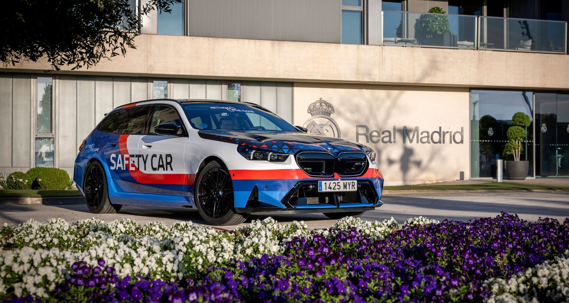 Accompany the team on their arrival at the Bernabéu for the derby in the official BMW Safety Car