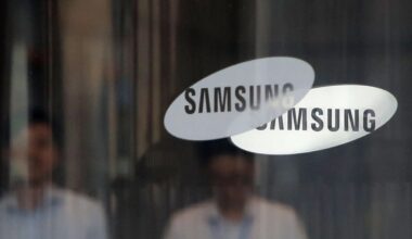 SEOUL, SOUTH KOREA - AUGUST 25: The Samsung logo is displayed at the Samsung office on August 25, 2017 in Seoul, South Korea. Prosecutors are seeking a 12-year jail sentence. Lee, de facto chief of South Korean conglomerate, faces five charges connecting the bribery scandal involving ousted former President Park Geun-hye and her confidant Choi Soon-sil. The verdict affects the business of Samsung, which has launched new Galaxy Note 8 smartphone to wipe out the misery of exploding Note 7 last year. (Photo by Chung Sung-Jun/Getty Images)