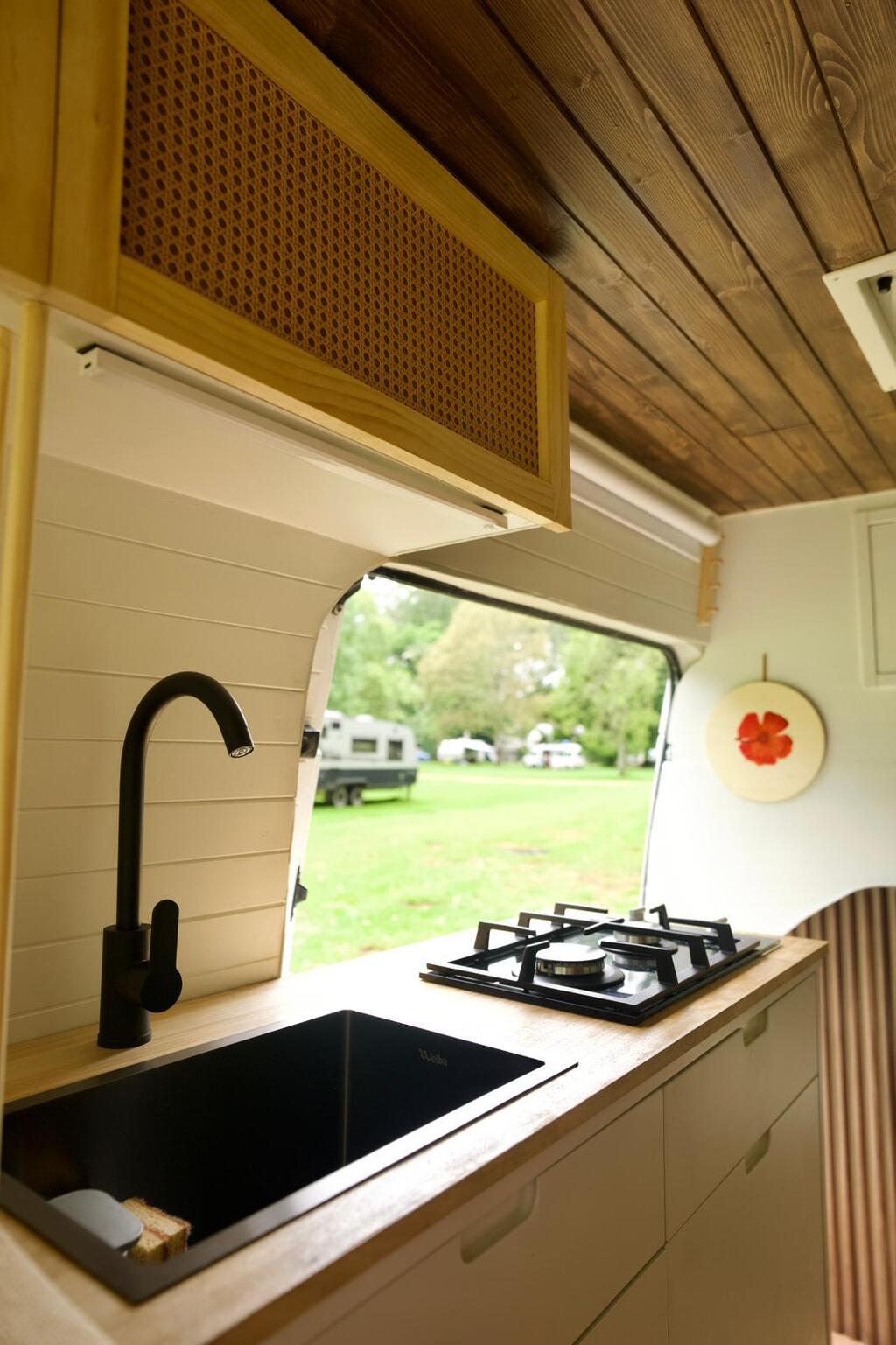 גרים בוואן ששיפצו לבד