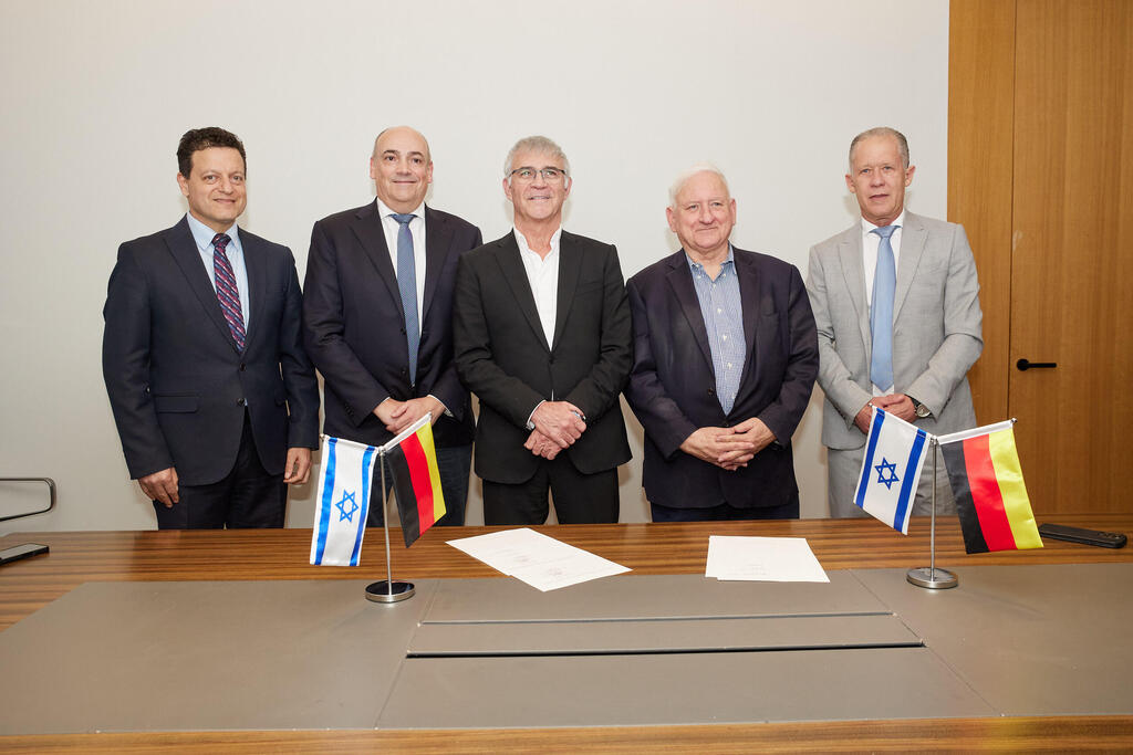 Signing ceremony. (Photo: Shuka Cohen) חתימת הסכם רכישת ענקית הספנות צים על ידי האפאג לויד Hapag-Lloyd