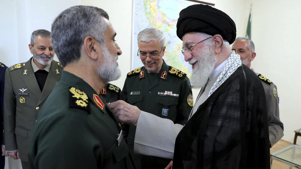 חמינאי מעניק עיטור למפקד חאג'יזאדה