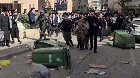 Police rescue female soldiers from Haredi mob in Bnei Brak