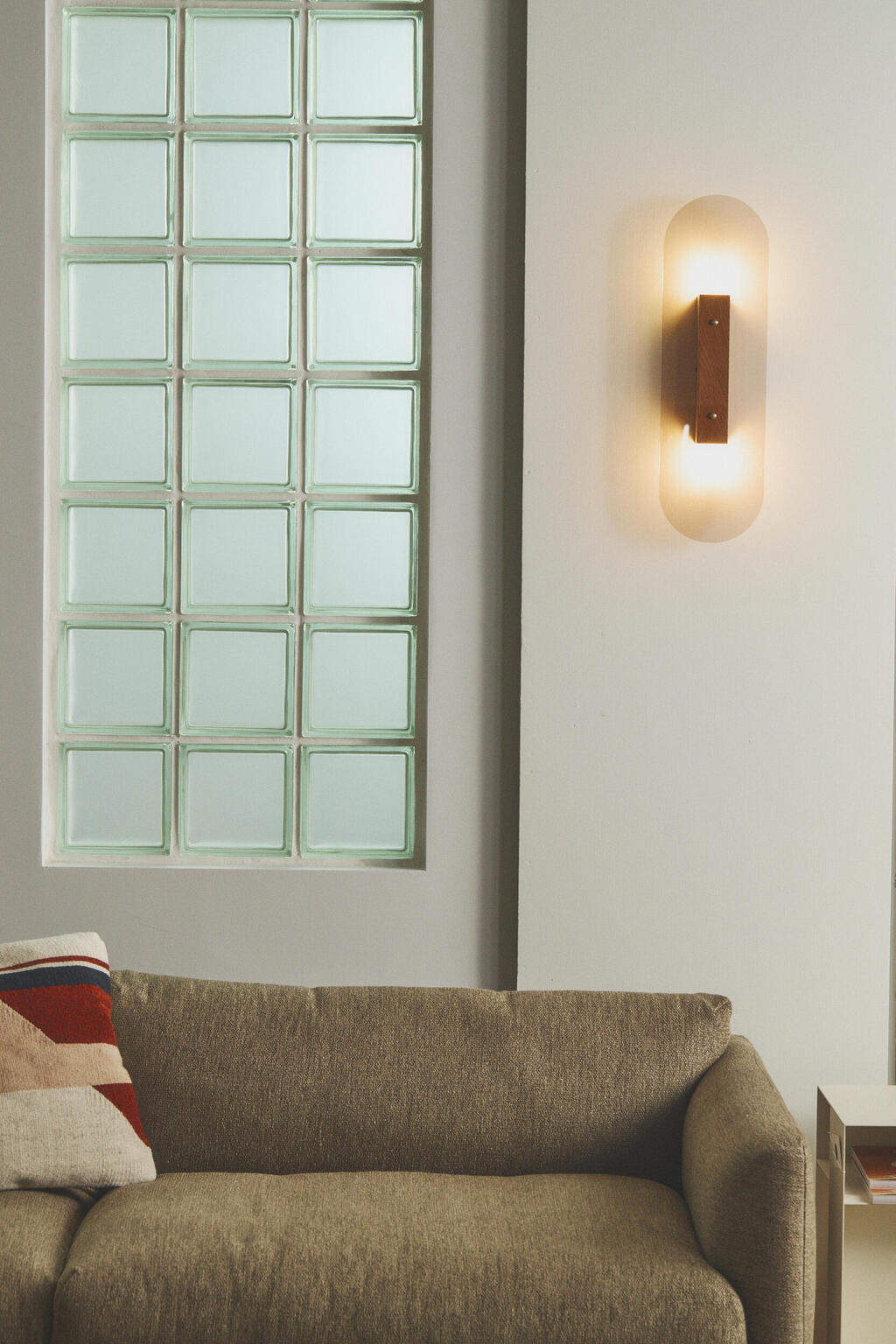 Small light fixtures placed at mid-wall height create a soft, inviting atmosphere (Photo: Pavel Zubenko ) גופי תאורה קטנים לווייב ברור ומורגש ממוקמים בגובה אמצע הקיר Guy Mishaly x Prat living