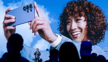 ‘Shoulder surfers’ in Samsung crosshairs with new privacy display – The Irish Times