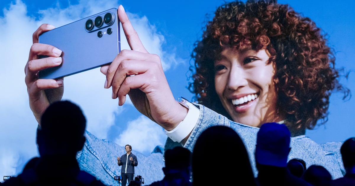 ‘Shoulder surfers’ in Samsung crosshairs with new privacy display – The Irish Times