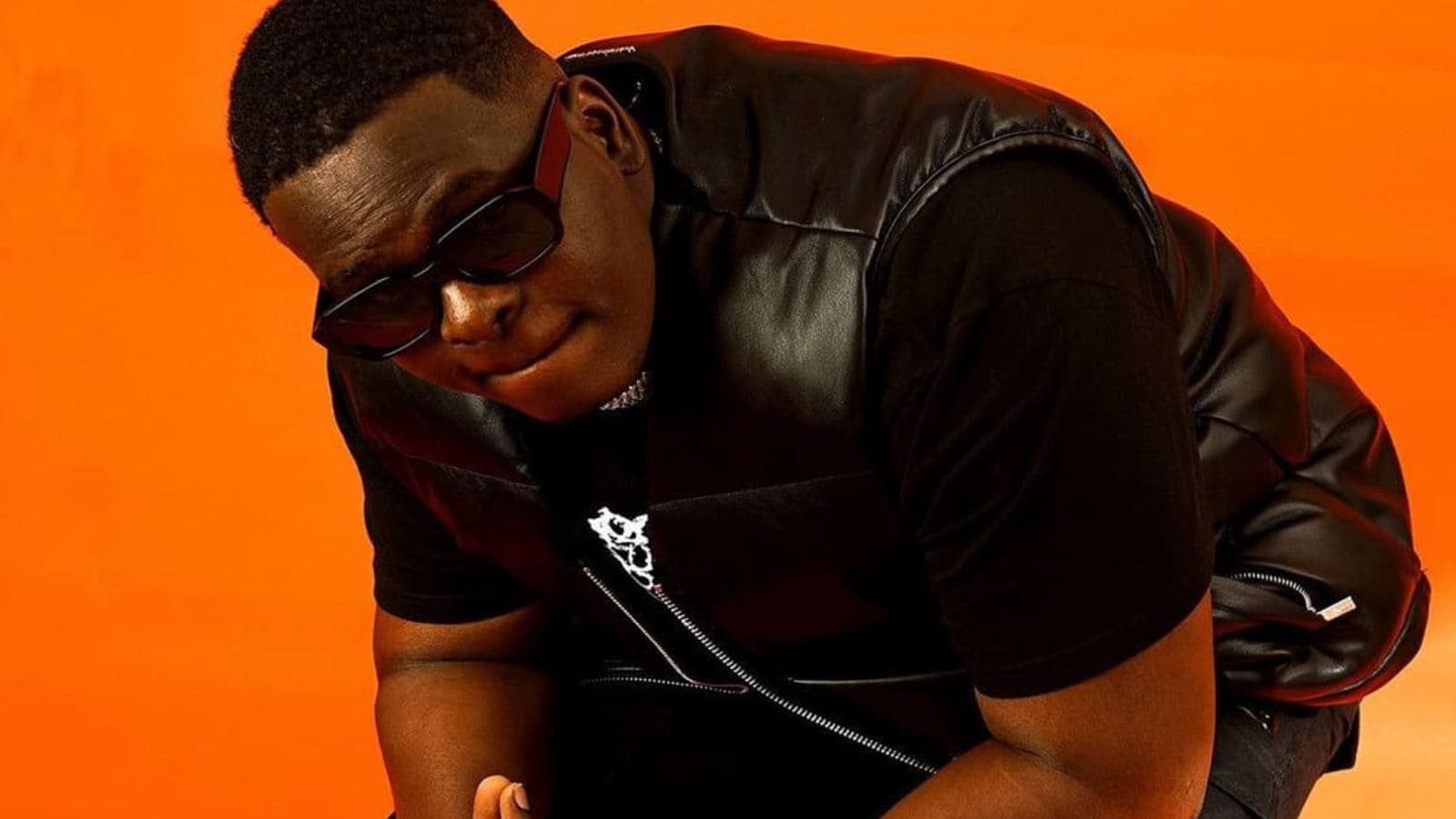 He chose authenticity over theatrics, believing that the audience deserves to see the real person behind the music. His strategy? Be honest, stay aware, and know when to speak. “I believe in being honest but not naïve. Just like music, you need to know when to speak and when to stay silent,” he added. He chose authenticity over theatrics, believing that the audience deserves to see the real person behind the music. His strategy? Be honest, stay aware, and know when to speak. “I believe in being honest but not naïve. Just like music, you need to know when to speak and when to stay silent,” he added.