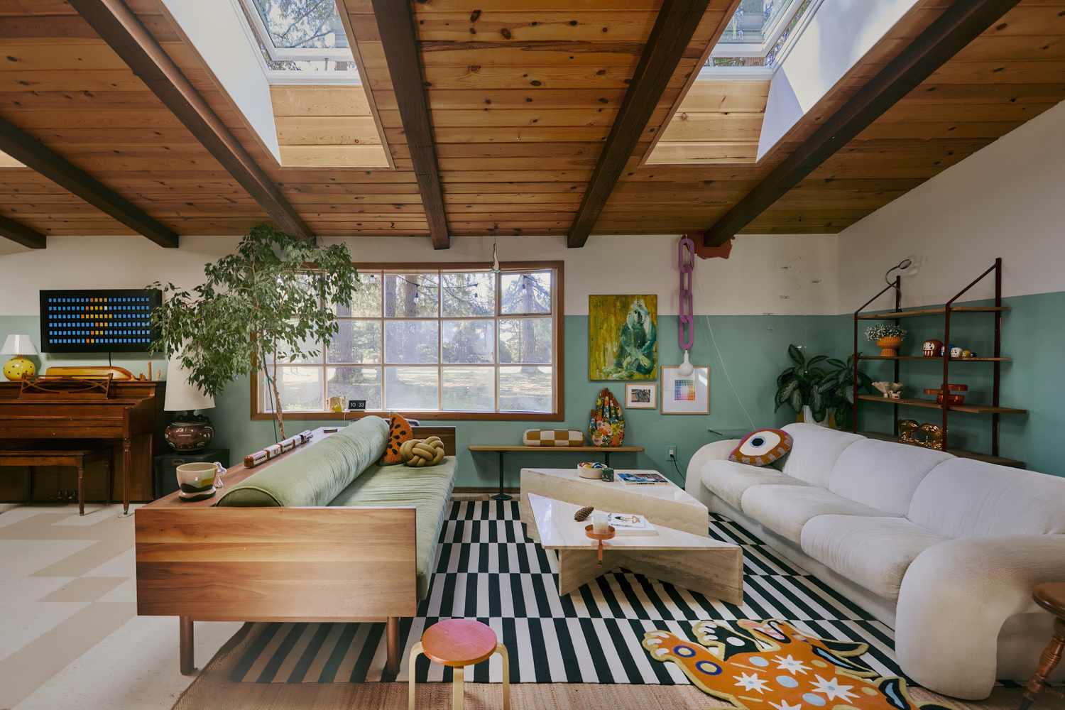 5 “Old-Fashioned” Living Room Features Designers Are Bringing Back in 2026