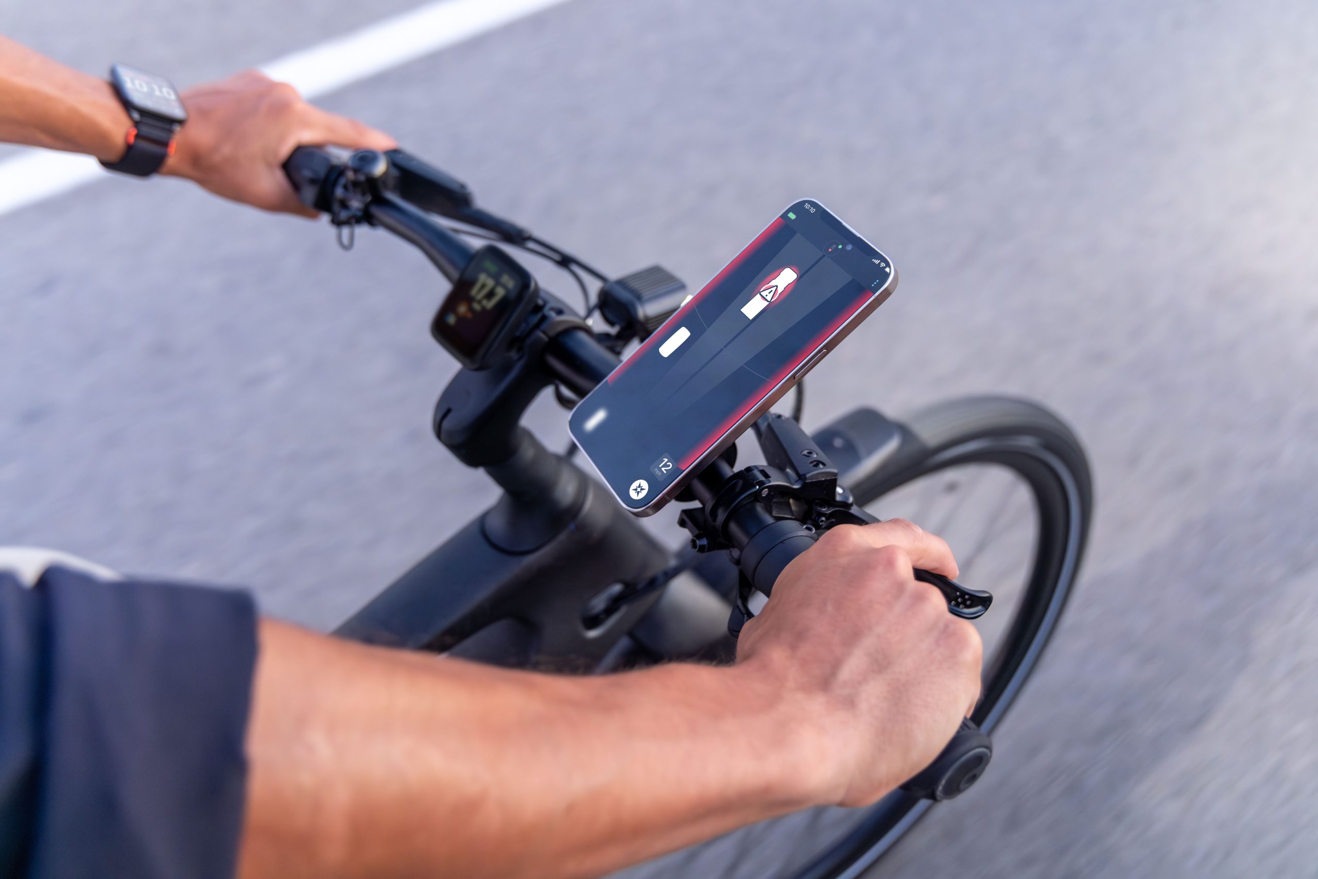 Varia RearVue 820 lifestyle 9 scaled Garmin unveils Varia RearVue 820, its brightest and most powerful radar tail light for cyclists