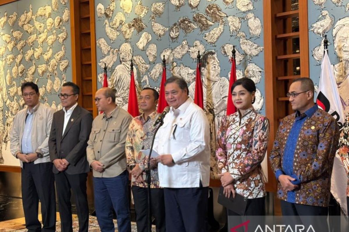 President assures investors of market stability amid domestic shake-up