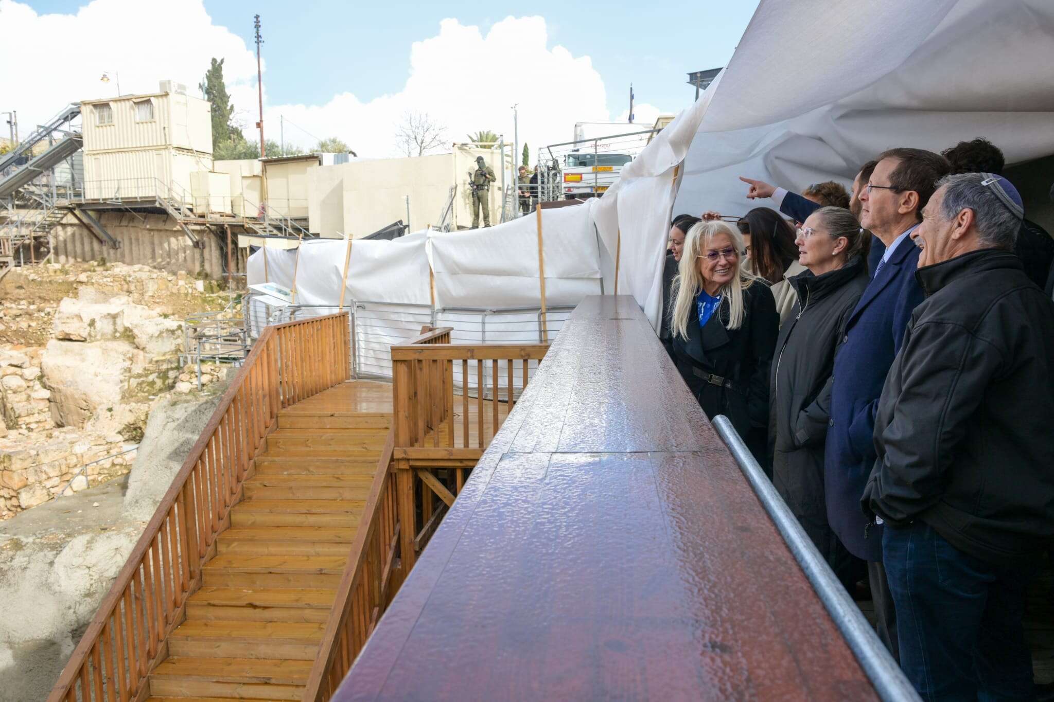 נשיא המדינה יצחק הרצוג וד"ר מרים אדלסון, בסיור ראשון מסוגו בדרך עולי הרגל בעיר דוד , מעיין טואף/לע״מ