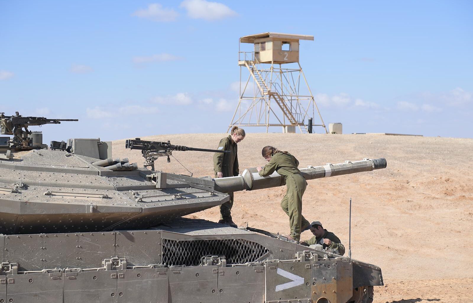 Top religious Zionist rabbis urge Netanyahu to keep women out of IDF tanks