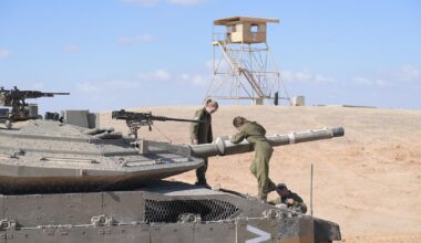 Top religious Zionist rabbis urge Netanyahu to keep women out of IDF tanks