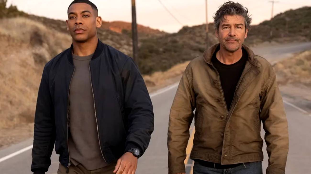 Aaron Pierre's John Stewart and Kyle Chandler's Hal Jordan walk down a road in Lanterns series