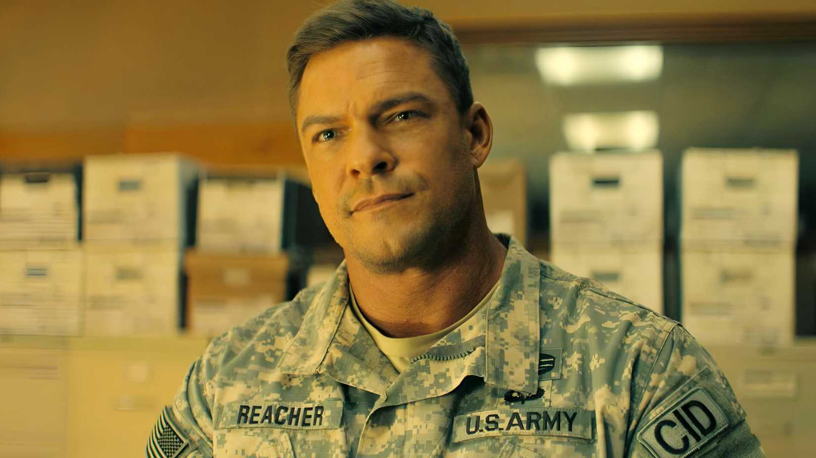 Alan Ritchson as Jack Reacher in army uniform.